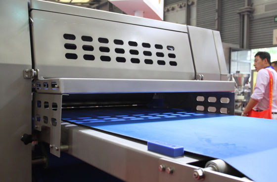 comprar La línea máquina del Flatbread del fabricante de Paratha fácil limpia con la tabla de funcionamiento de la anchura de 800m m Fabricación en línea