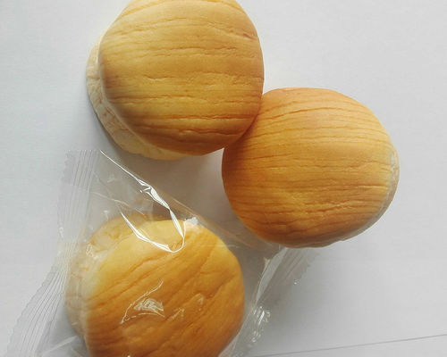 comprar 2500 kilogramos/hora fácil durable actúan la cadena de producción de los pasteles para el pan de los pasteles de la levadura y soplan Fabricación en línea