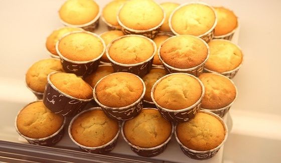 comprar De alto rendimiento de la cadena de producción de la torta depositante controlado por el servo con el diverso moldeador Fabricación en línea