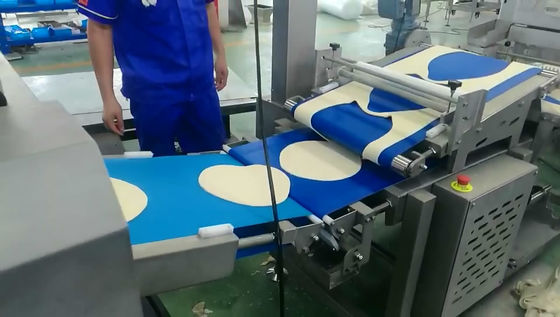 comprar Mínimo 2,5 milímetros de pizza automática del grueso que hace la base de la pizza de la máquina/la cadena de producción de la corteza Fabricación en línea