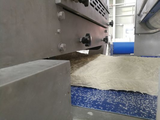 comprar El CE gobierna la máquina industrial del laminador de la pasta con la línea adaptable del maquillaje Fabricación en línea