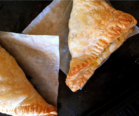 comprar Línea de producción de pastelería automatizada con control de pantalla táctil PLC y 1 año de garantía para el procesamiento de cruasanes y pan danés online manufacture